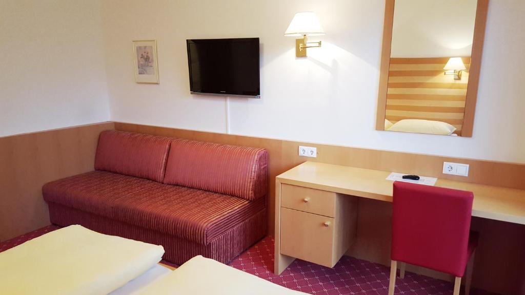 TV a/nebo společenská místnost v ubytování Gasthof Hotel Zur goldenen Krone