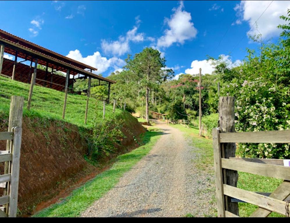un camino de tierra al lado de una valla de madera en Fazenda Rio Do Peixe eventos e confraternizações, en São Francisco Xavier