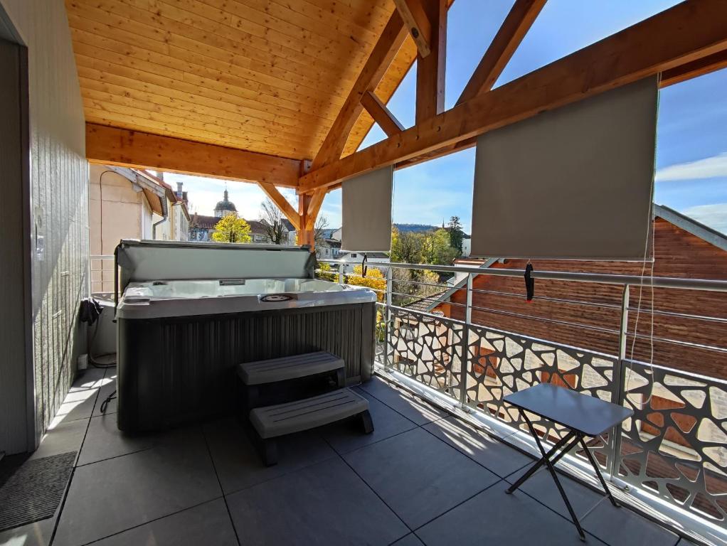 Balkón alebo terasa v ubytovaní L'ACIÉRIE Logis de luxe avec Jacuzzi