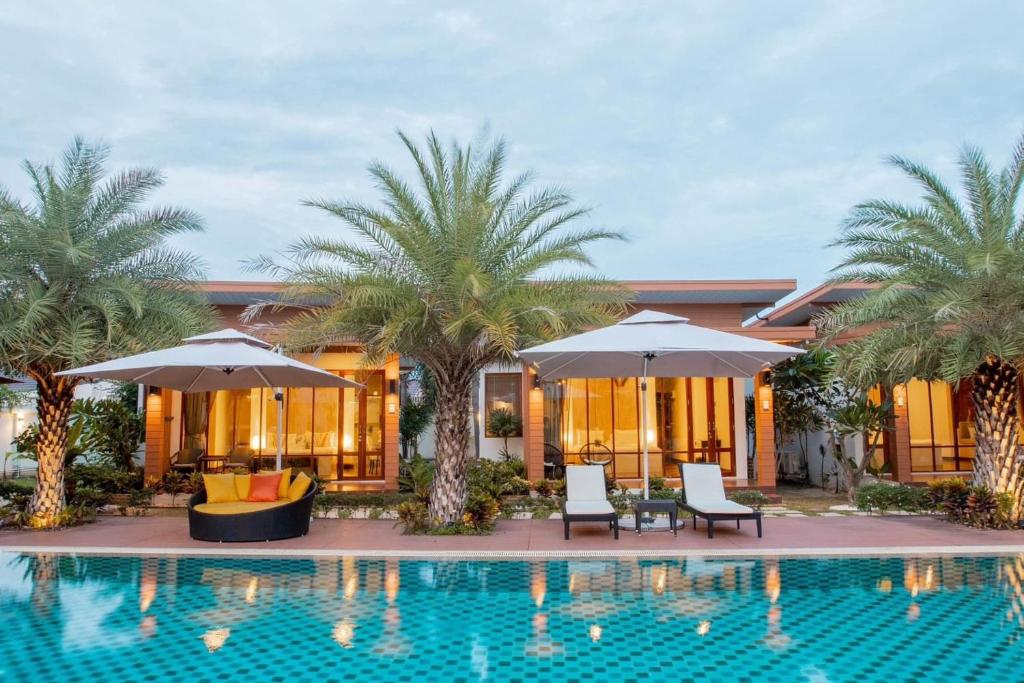Bazén v ubytování Kan & Kan Luxury Pool Villa Hua Hin with all bathtub nebo v jeho okolí