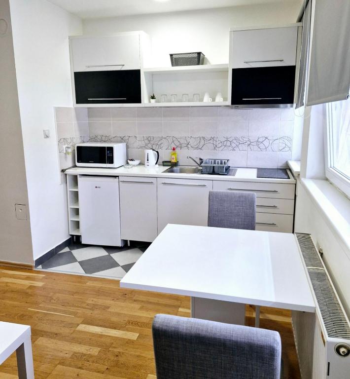 Kuchyň nebo kuchyňský kout v ubytování Apartman IDEA