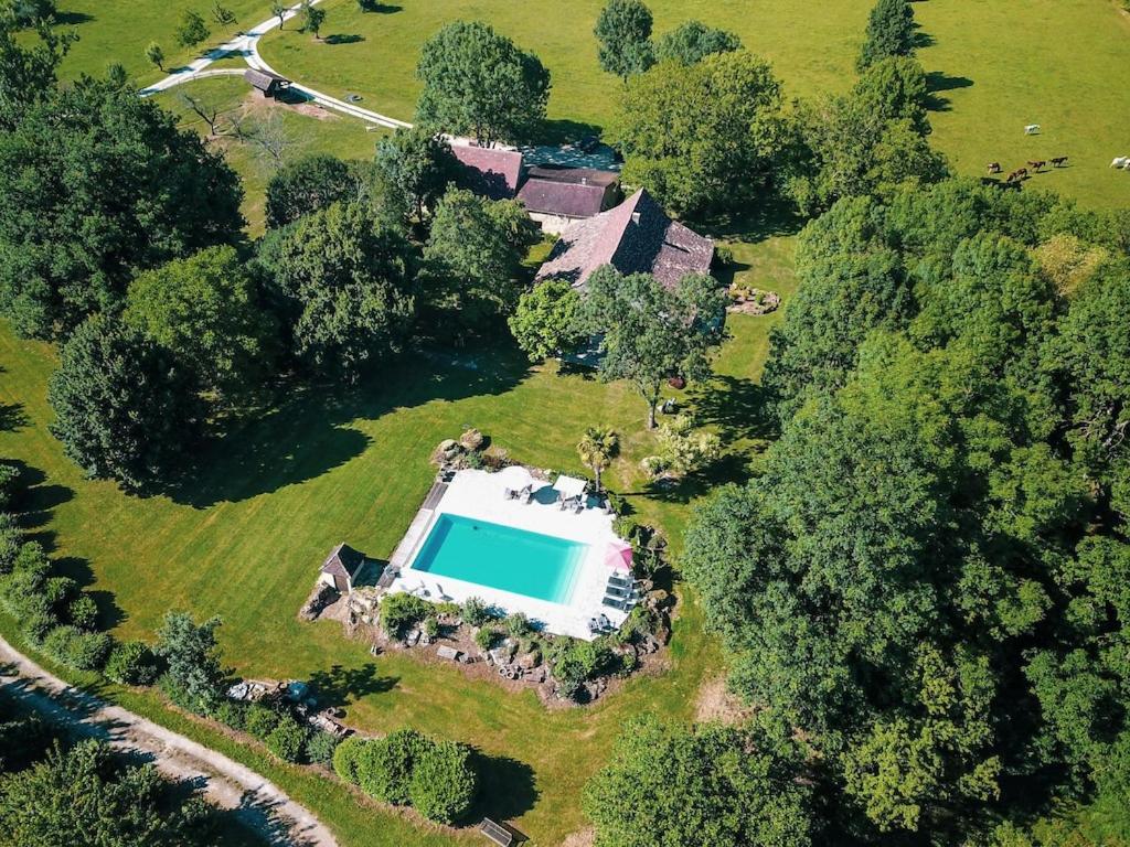 une vue aérienne d'un domaine avec piscine dans l'établissement Bergerie with large swimming pool, à Faux