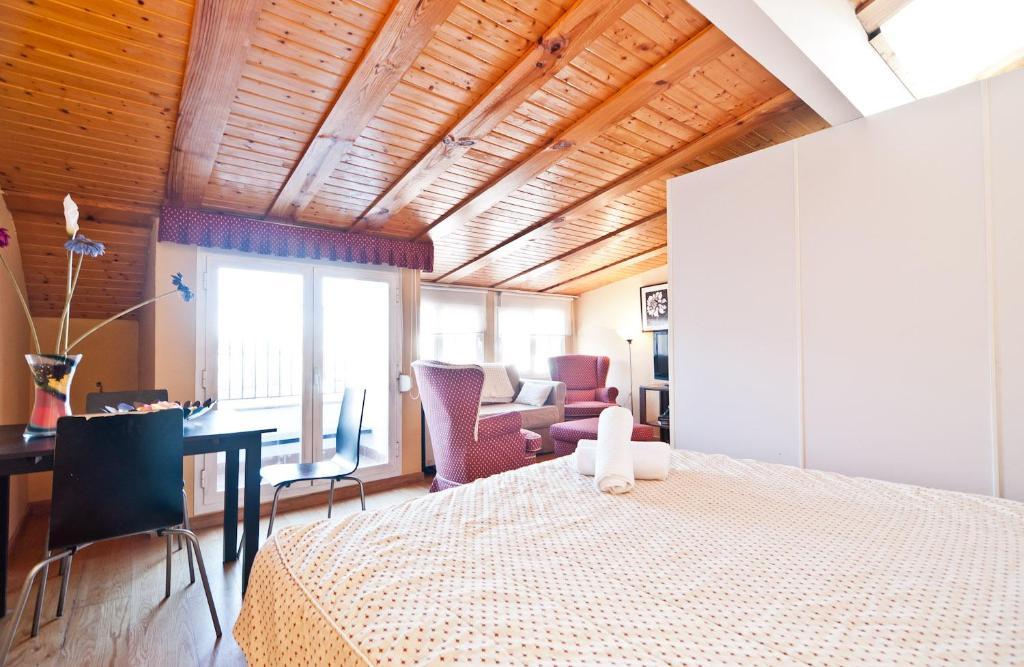 マドリードにあるPuerta del Sol VIのベッドルーム1室(ベッド1台、テーブル、椅子付)