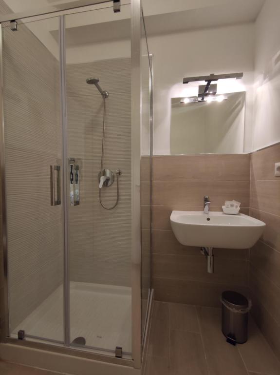 Koupelna v ubytování SAMI Rooms Due - Teatro a 400 mt - Ortigia a 1500 mt -