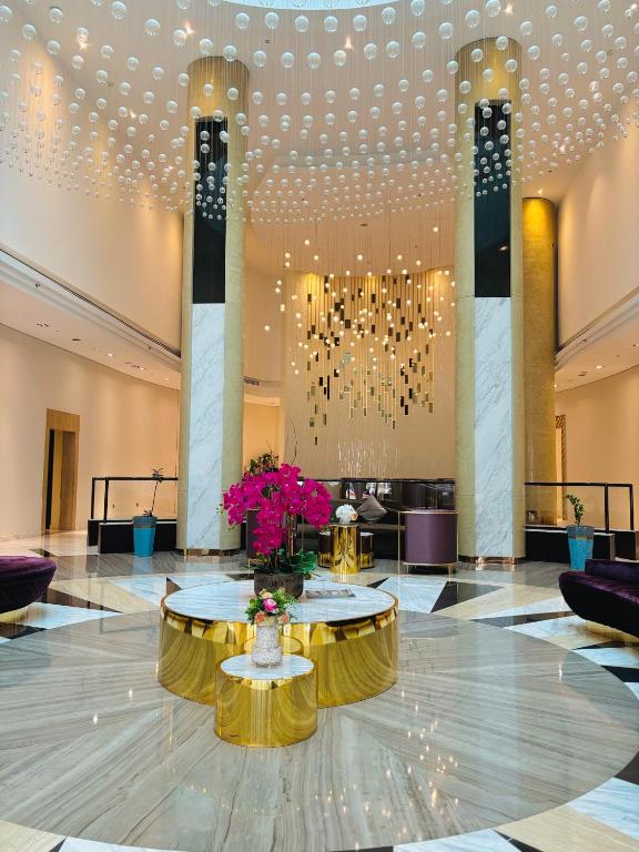 Un lugar para sentarse en Stunning Studio with Infinity Pool , Canal View , Gym & Free Parking