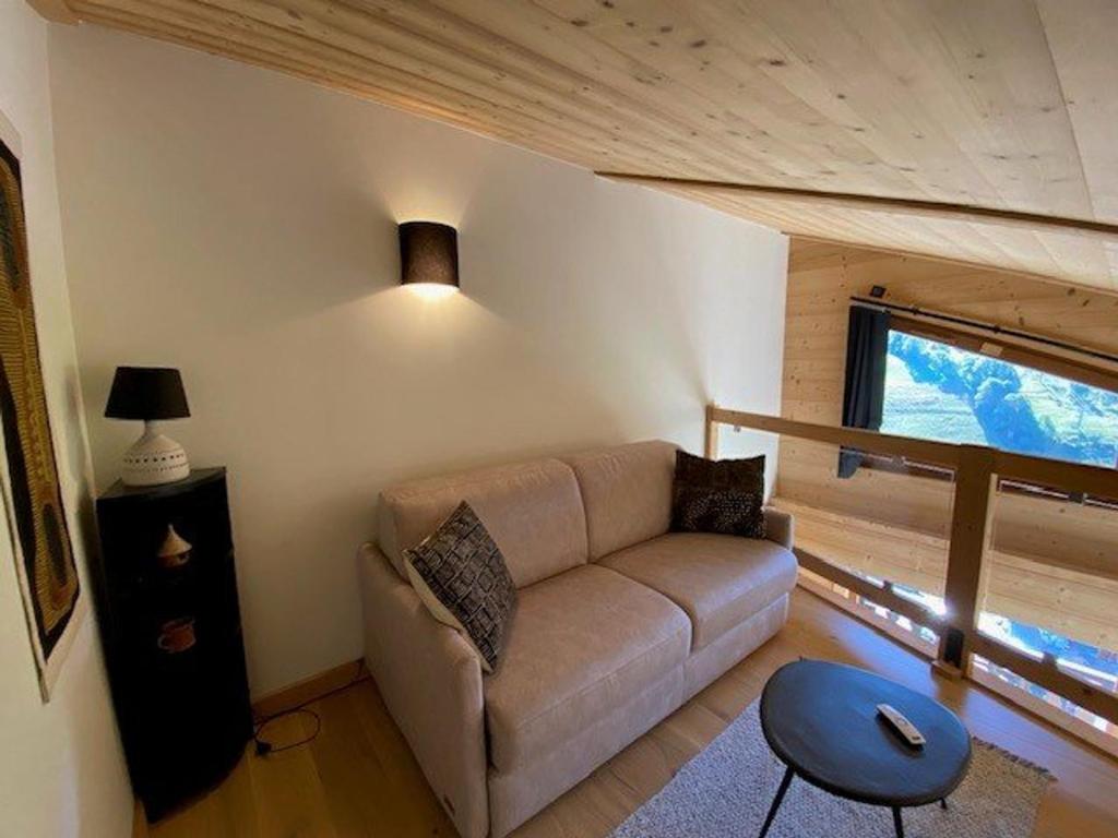 salon z kanapą i oknem w obiekcie Appart rénové 2* pour 6 pers. avec 2 salles d'eau et balcon sud - FR-1-458-178 w mieście Le Chinaillon