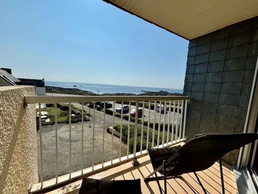 un balcon avec une chaise et une vue sur l'océan dans l'établissement Appartement 3 pièces à Quiberon, vue mer, parking, proche plage et commerces - FR-1-478-298, à Quiberon