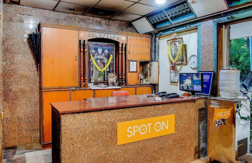 TV a/nebo společenská místnost v ubytování Hotel O New Aiswarya