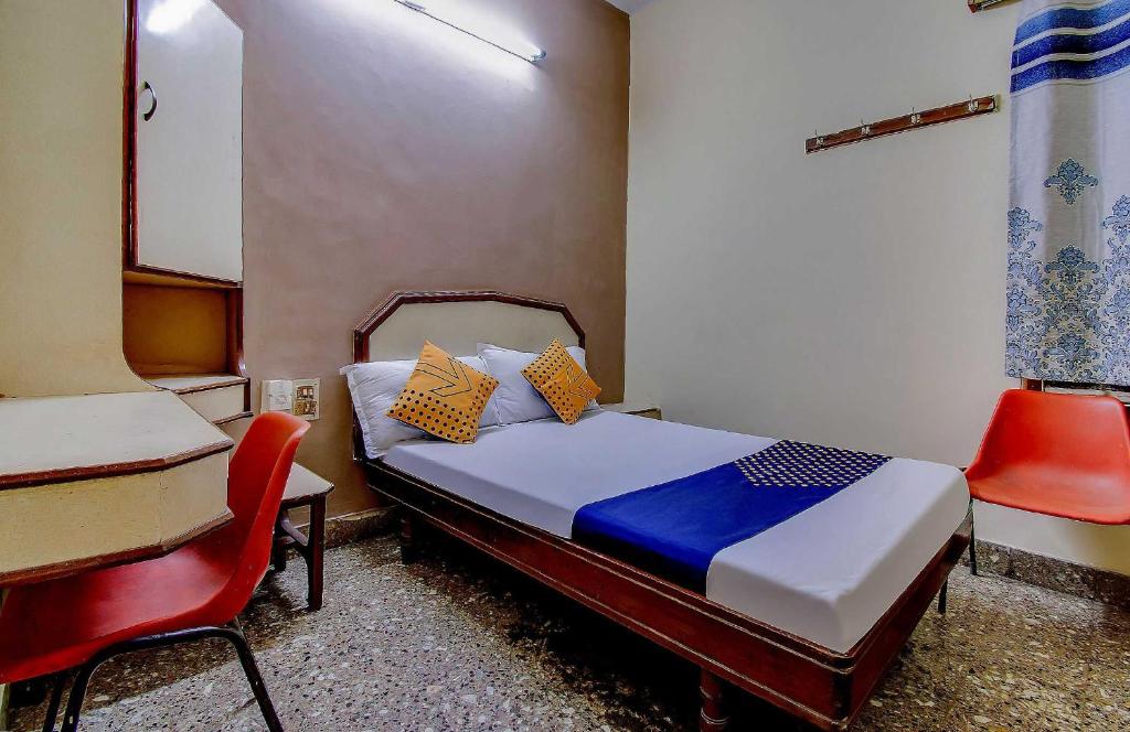 Postel nebo postele na pokoji v ubytování Hotel O New Aiswarya