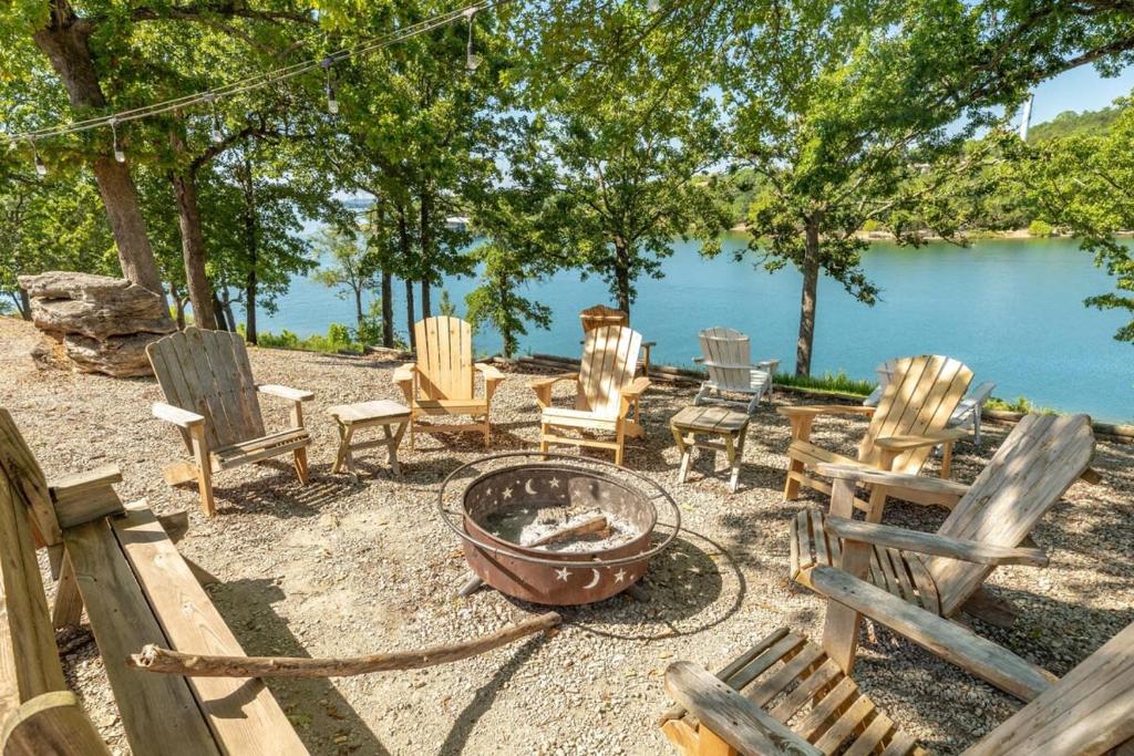 ブランソンにあるArtilla Cove Cabin 7- Lake Views- Pool & Hot Tubの椅子群