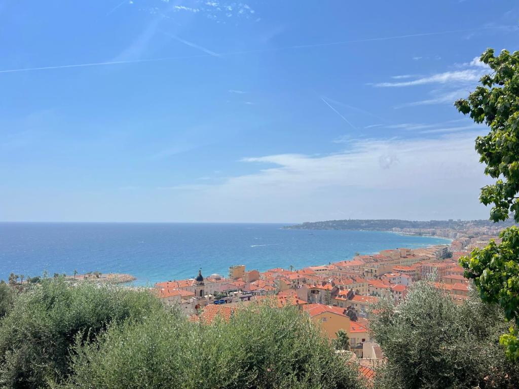 ein Blick auf eine Stadt mit dem Meer im Hintergrund in der Unterkunft "Casa Mia" - Sea View - Old Town House - 4 persons in Menton