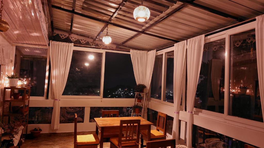 Restaurace v ubytování Indivar Homestay