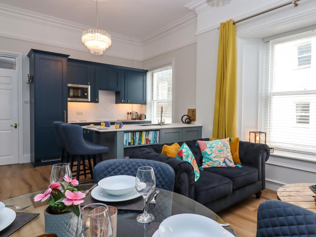 ein Wohnzimmer mit Sofa und Tisch in der Unterkunft Sailors Rest in Dartmouth