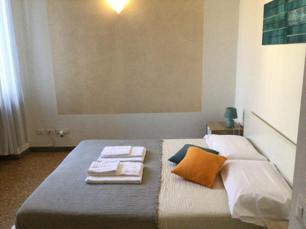 Posteľ alebo postele v izbe v ubytovaní A due passi da Giulietta-Casa Montecchi