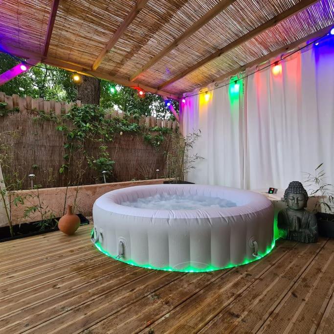 Un grand bain à remous est disponible sur la terrasse. dans l'établissement TOULON Cap Brun Jacuzzi privé été comme hiver à 300 m de la plage, à Toulon