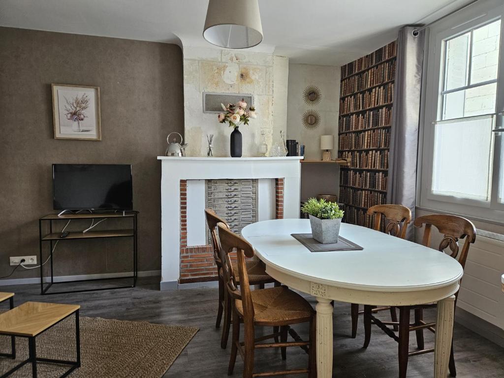un salon avec une table et une cheminée dans l'établissement Regard sur le château, à Saint-Aignan