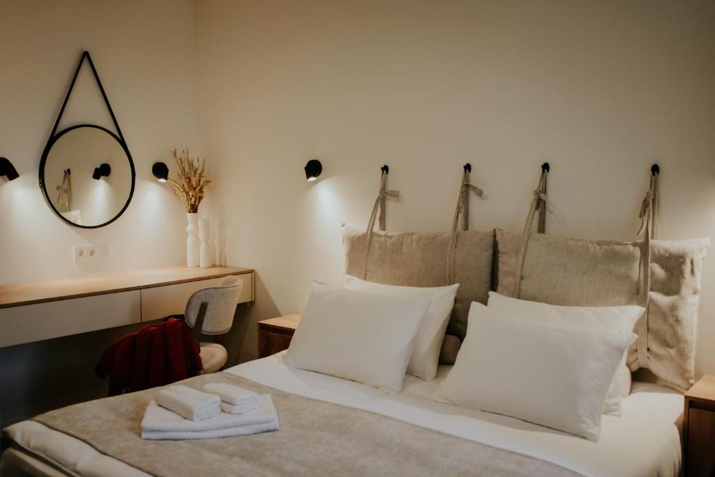 Postel nebo postele na pokoji v ubytování Skyline Luxury Suites