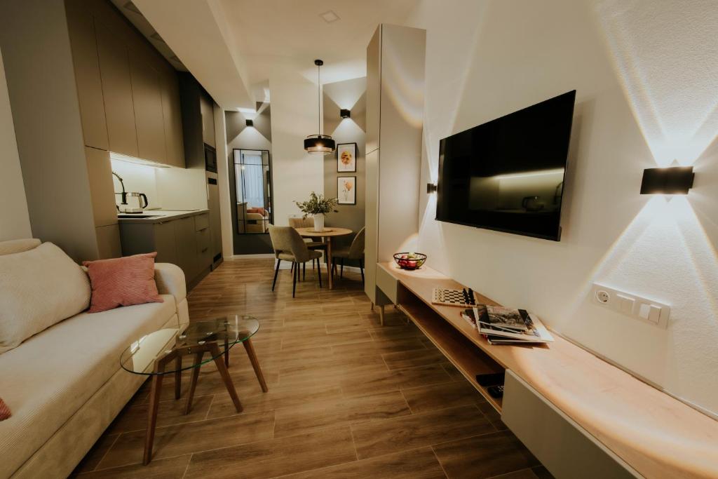 TV a/nebo společenská místnost v ubytování Skyline Luxury Suites