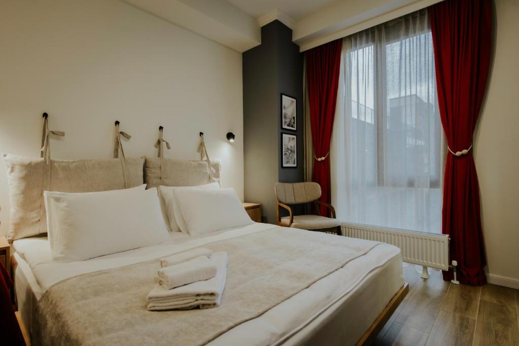 Postel nebo postele na pokoji v ubytování Skyline Luxury Suites