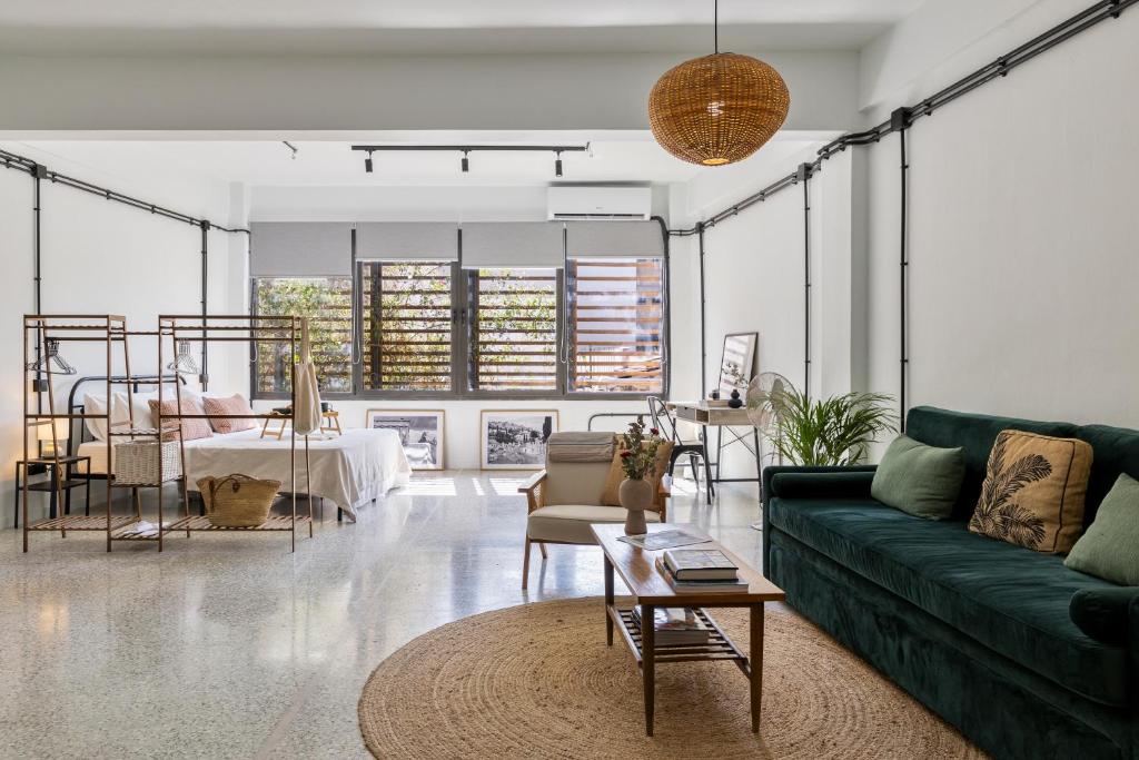 Large, stylish & super central studio