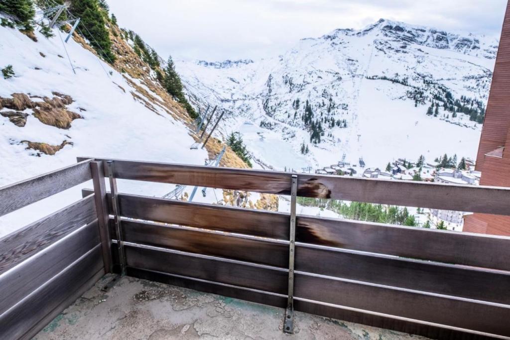 un ours surplombant une clôture dans une montagne enneigée dans l'établissement Résidence Aster - maeva Home - 4 Pièces 8 Personnes Prestige MAE-4148, à Avoriaz