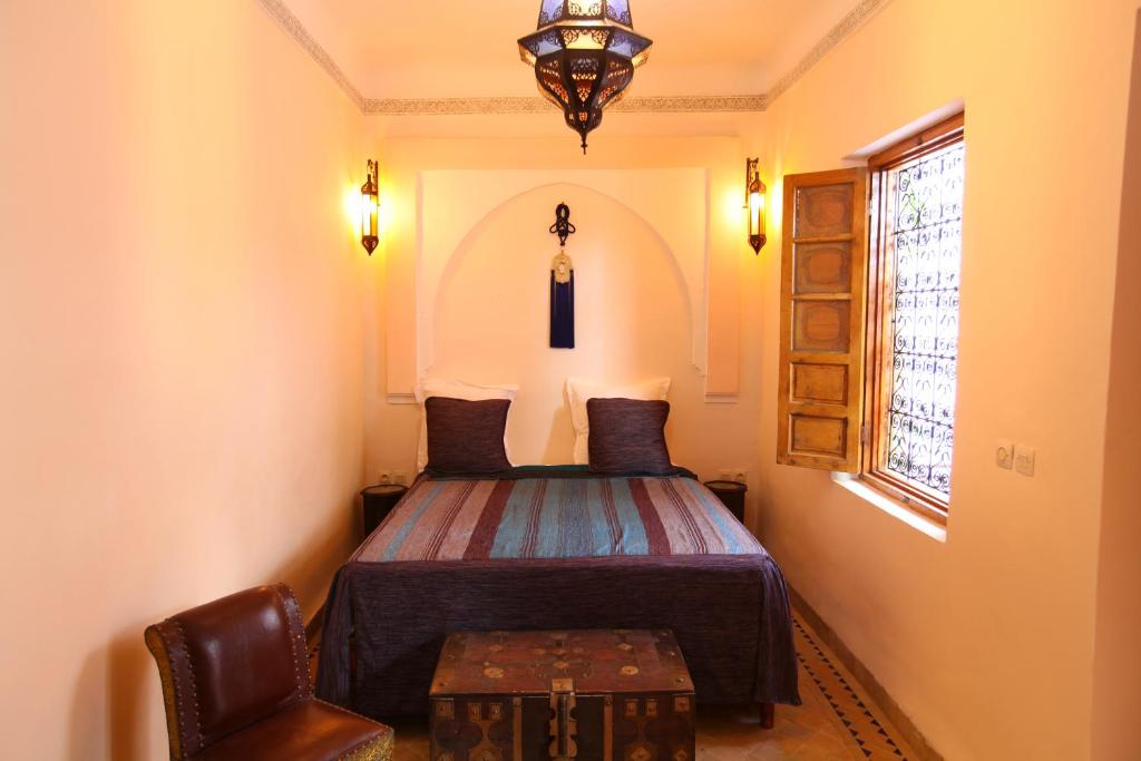 Postel nebo postele na pokoji v ubytování Riad Arbre Bleu