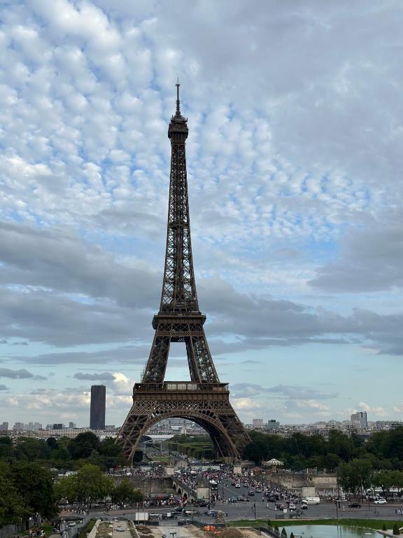 - une vue sur la tour Eiffel en journée nuageuse dans l'établissement appartement magnifique et confortable, à Paris