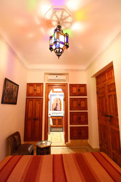 Postel nebo postele na pokoji v ubytování Riad Arbre Bleu