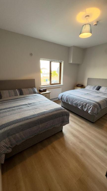 Postel nebo postele na pokoji v ubytování Dromod suites