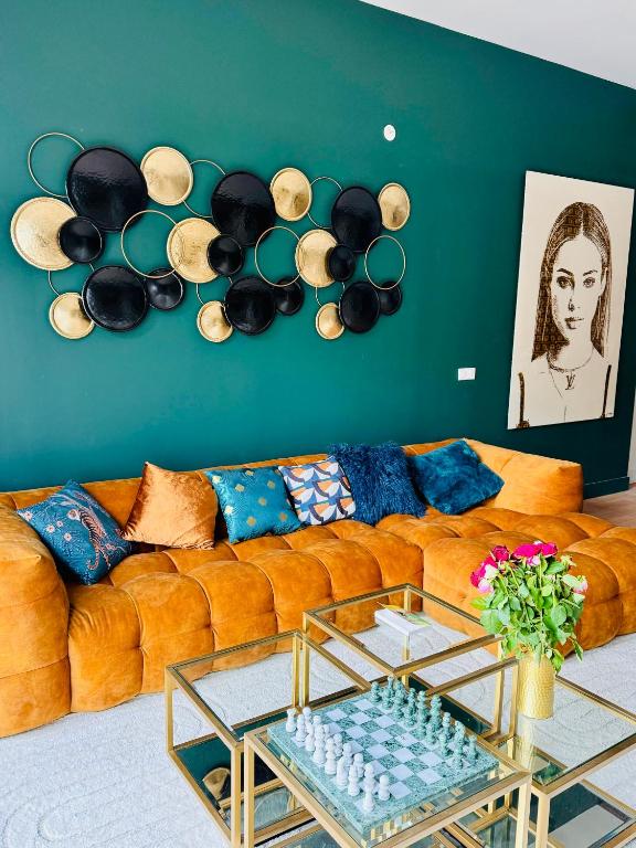 - un salon avec un canapé et des chapeaux sur le mur dans l'établissement maison luxueuse avec piscine privée chauffée, à Bordeaux