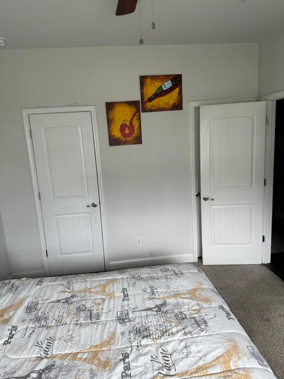 Postel nebo postele na pokoji v ubytování Morrow Townhouse 1bd 1bath