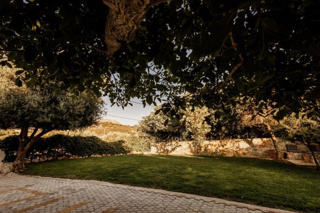 Zahrada ubytování Chrisi Holiday Home - 500 sqm Private Gardens & Nature View - 300m by the sea