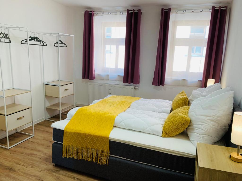 Postel nebo postele na pokoji v ubytování Am Schloss Wolkenstein, 75m2, 2BR, Babybett