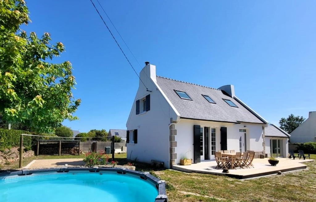una casa con una piscina di fronte di Maison Bord de Plage avec Piscine, Sauna, Bains à Remous, Volley a Plouguerneau
