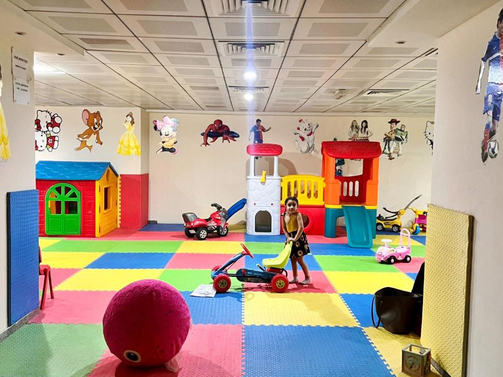 Dětský klub v ubytování Nomad Partition Room in Barsha Heights 3 mins to ICM Metro