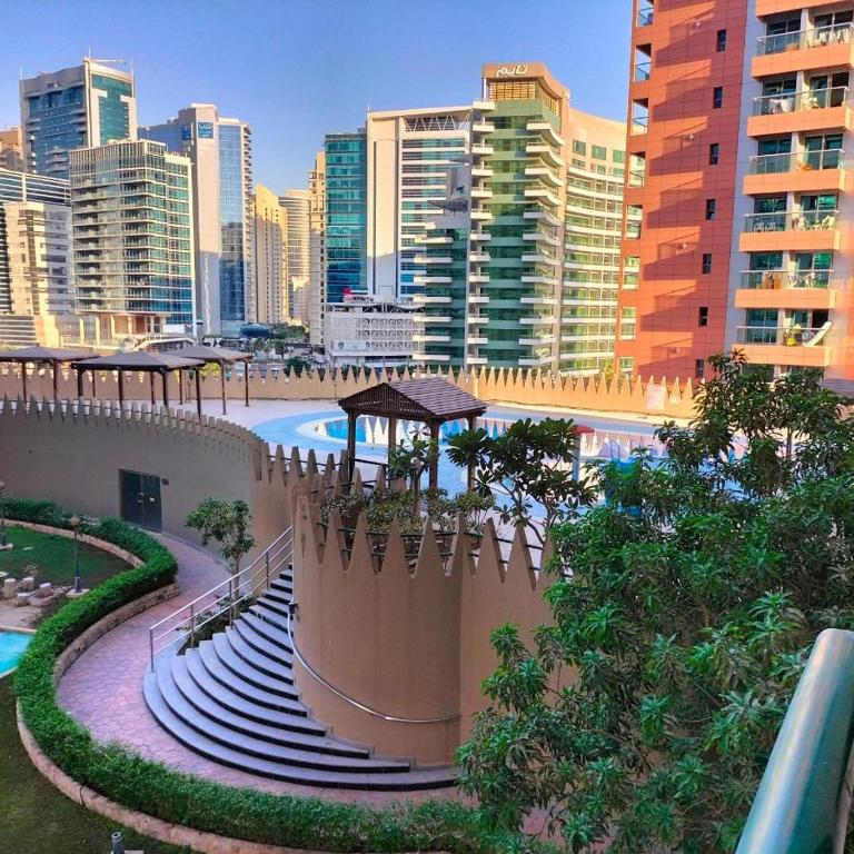 Bazén v ubytování Nomad Partition Room in Barsha Heights 3 mins to ICM Metro nebo v jeho okolí
