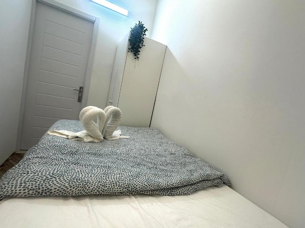 Postel nebo postele na pokoji v ubytování Nomad Partition Room in Barsha Heights 3 mins to ICM Metro