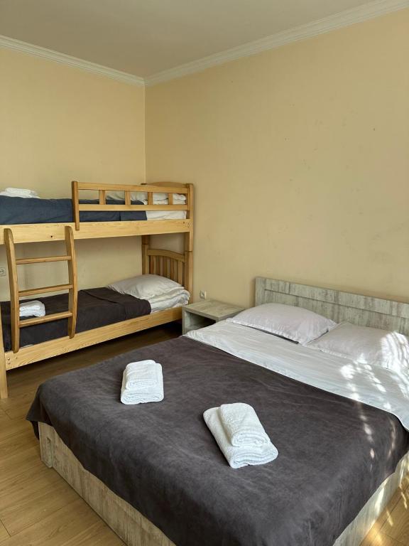 Llit o llits en una habitació de Guest House Mukha