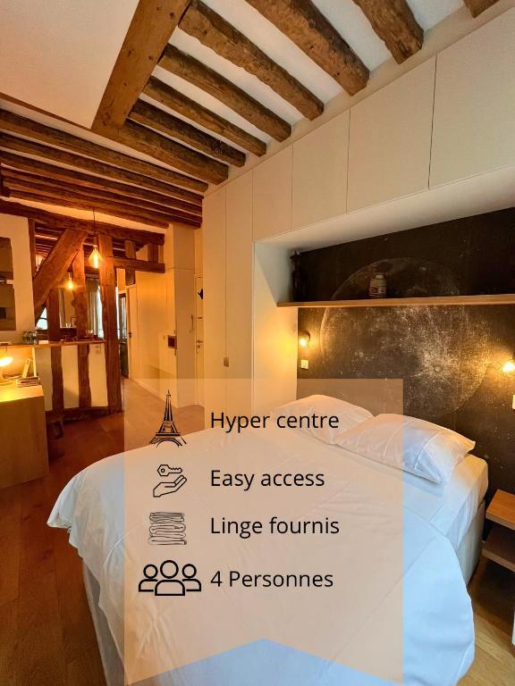 une chambre d'hôtel avec un lit et un panneau. dans l'établissement Appartement à Saint-Paul en plein cœur du Marais 4 pers, à Paris