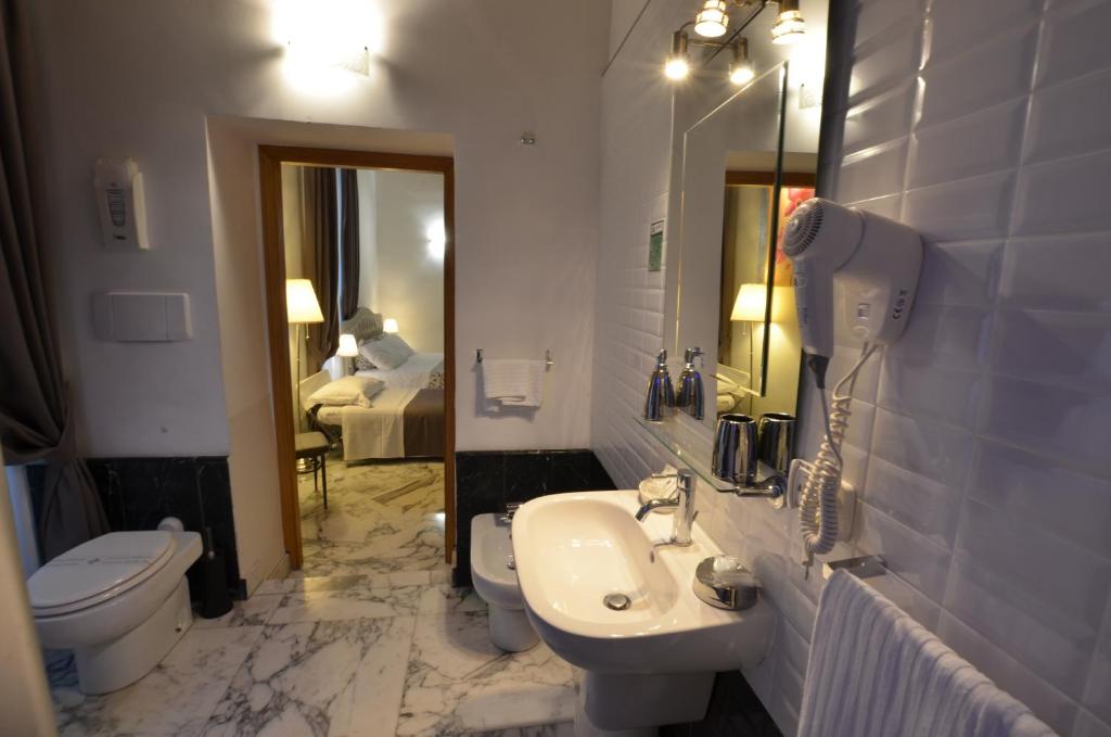 A bathroom at Il Fascino Di Roma