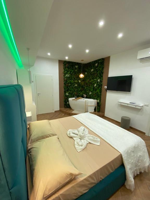 ein Schlafzimmer mit einem Bett, auf dem ein Handtuch liegt in der Unterkunft Maison Frattasio in Neapel