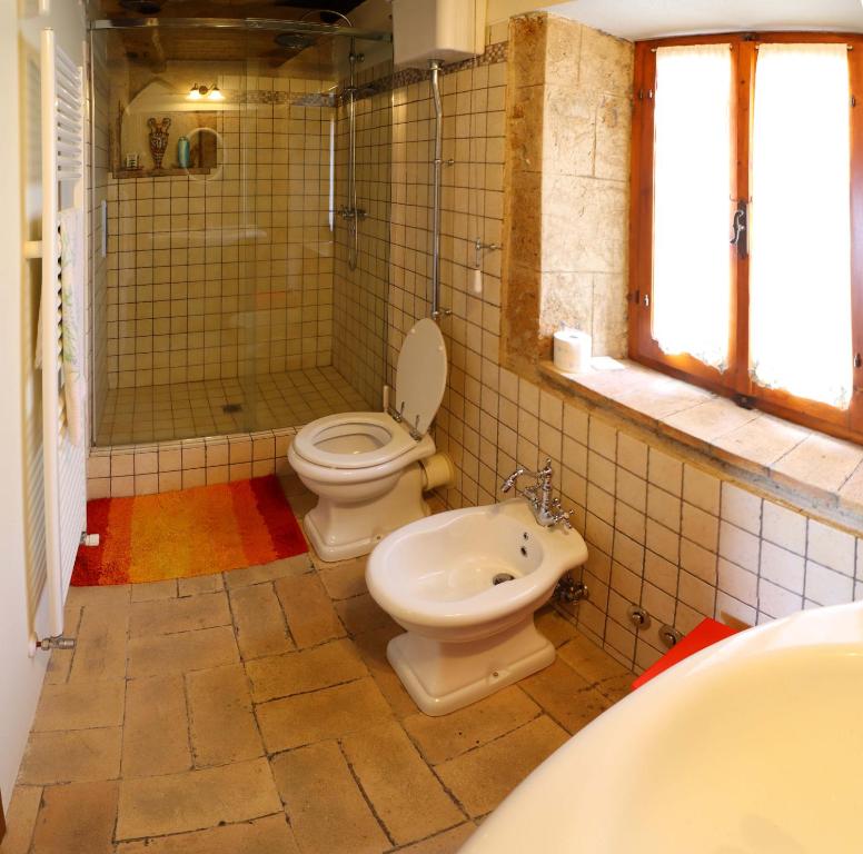 A bathroom at La Rocca - Palazzo Pallotti