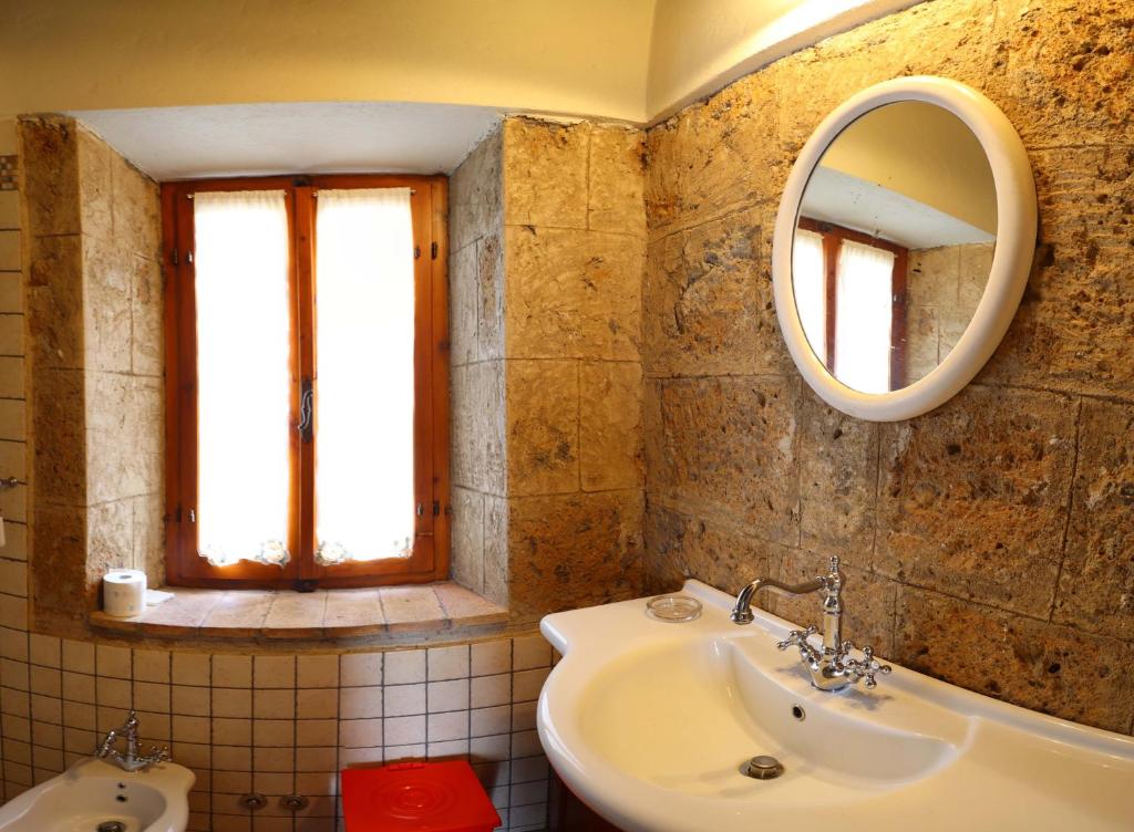 A bathroom at La Rocca - Palazzo Pallotti
