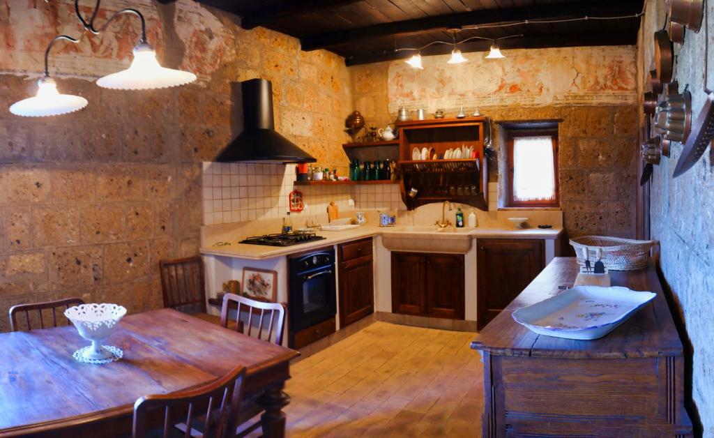 A kitchen or kitchenette at La Rocca - Palazzo Pallotti