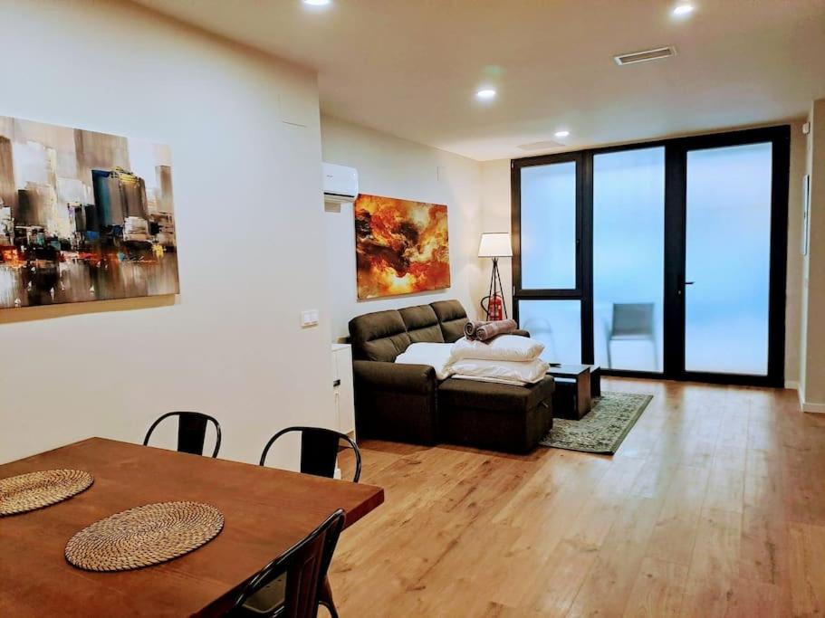 una sala de estar con un sofá y una mesa en Artes y ciencias D with fast Wifi and terrace, en Valencia