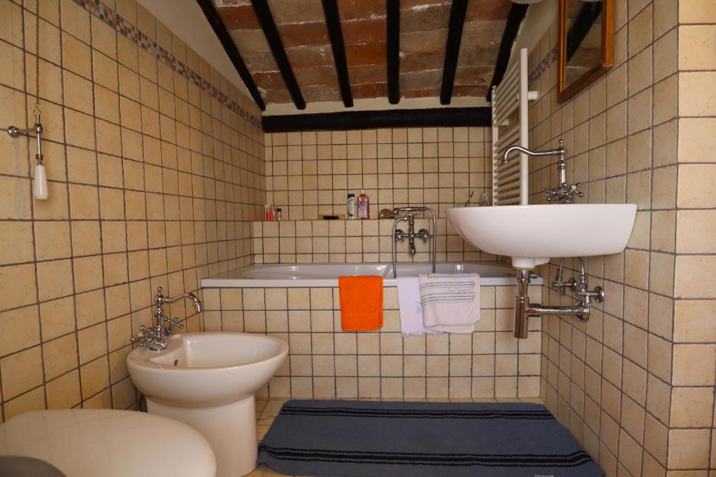 A bathroom at La Rocca - Palazzo Pallotti