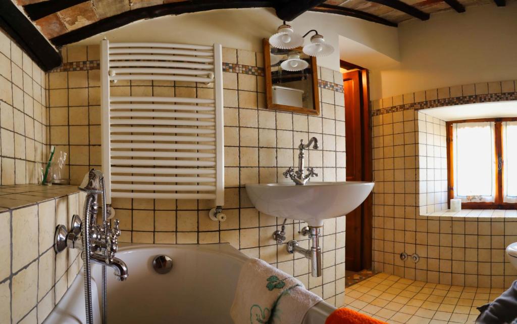 A bathroom at La Rocca - Palazzo Pallotti