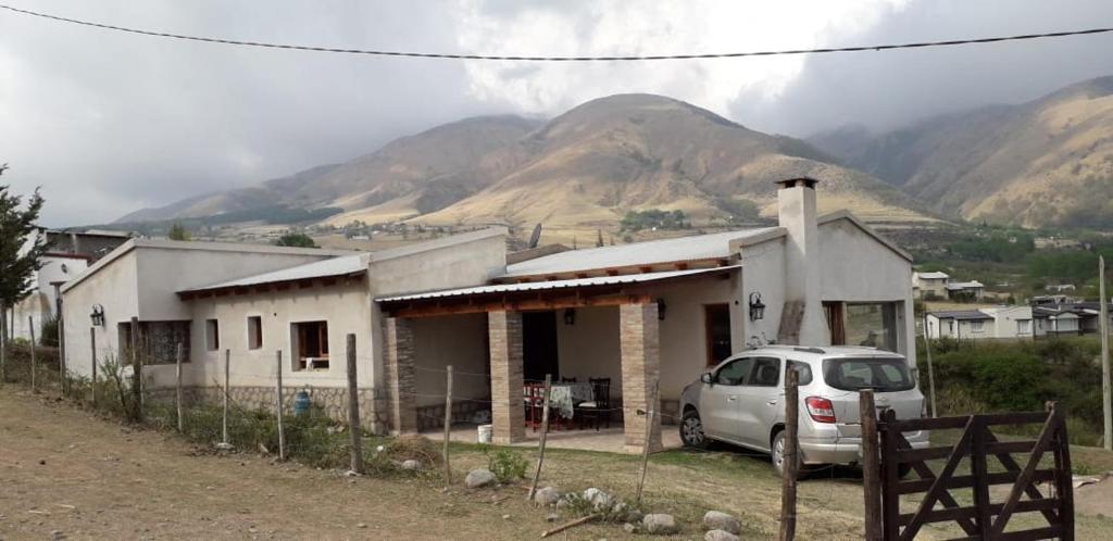 ein weißes Auto, das vor einem Haus parkt in der Unterkunft Casa de Verano en Tafi del Valle in Tafí del Valle