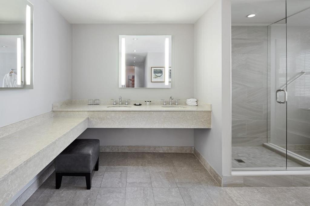 Un baño de Sheraton Parkway Toronto North Hotel & Suites