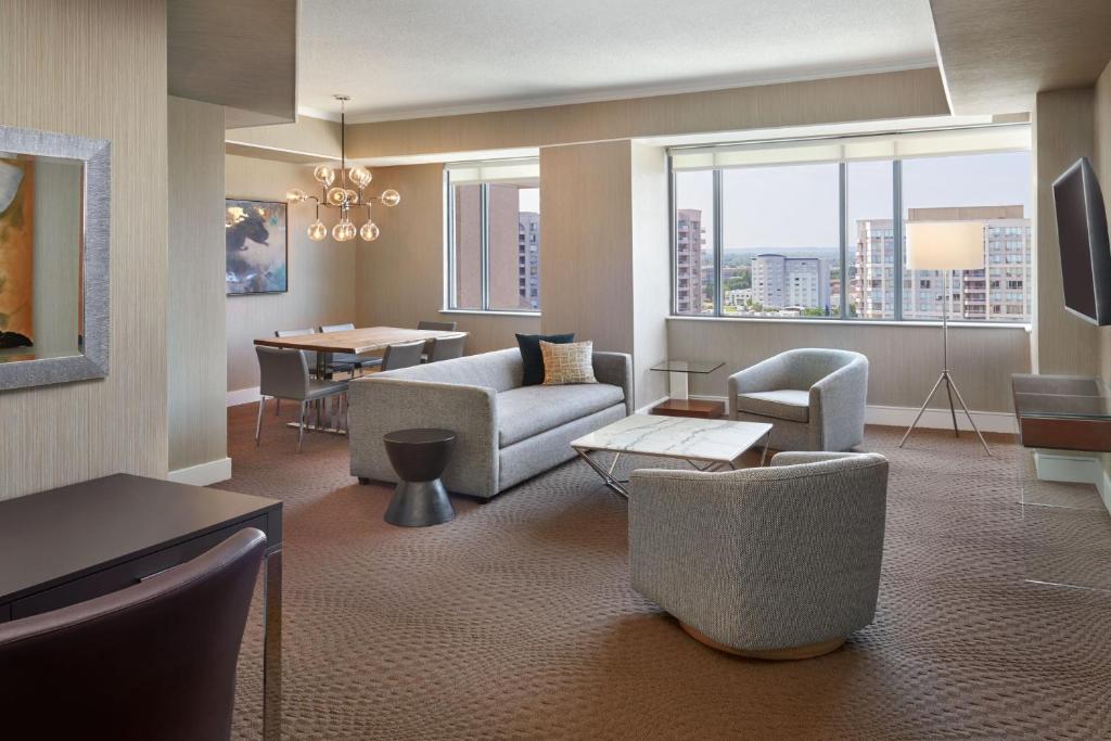Un lugar para sentarse en Sheraton Parkway Toronto North Hotel & Suites